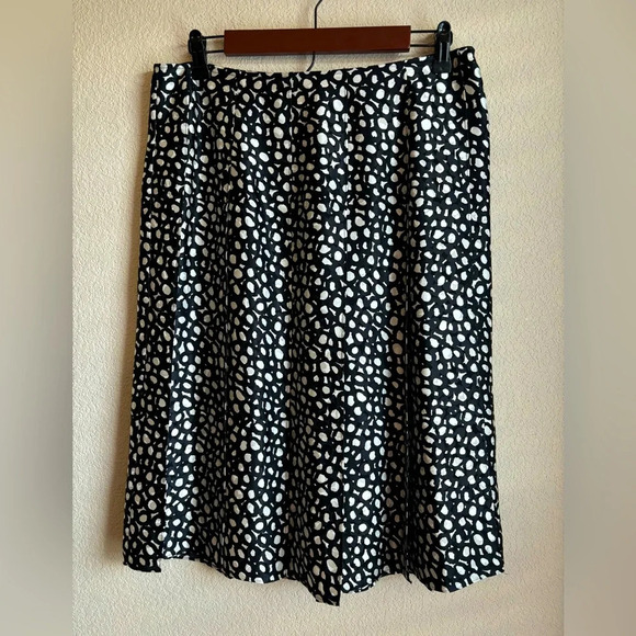 St. John Silk Blend Pleated Black and White Skirt - Picture 1 of 8